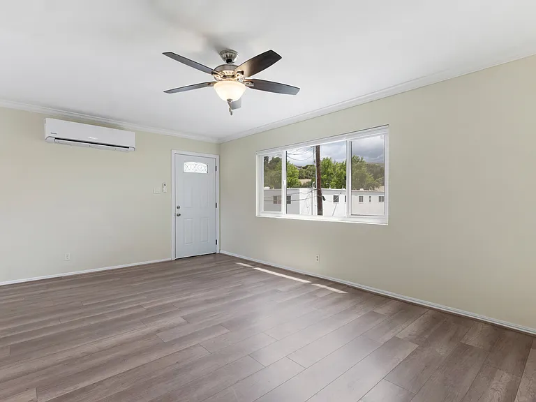1690 E Hillcrest Dr — Photo 12