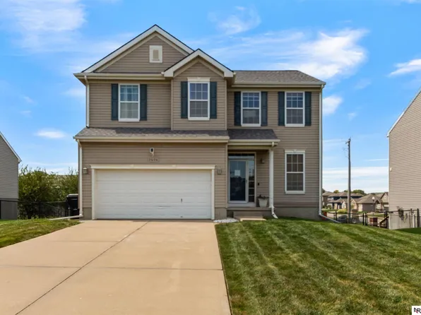2404 Walnut Creek Dr, Papillion, NE 68046