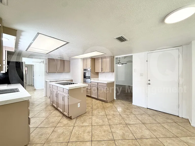 2439 E Elmwood St — Photo 9