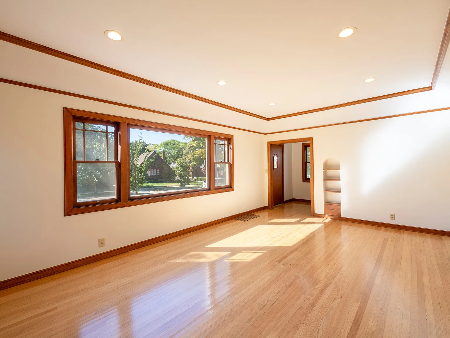 5 bed, 2744 sqft, $3,700 — Photo 3