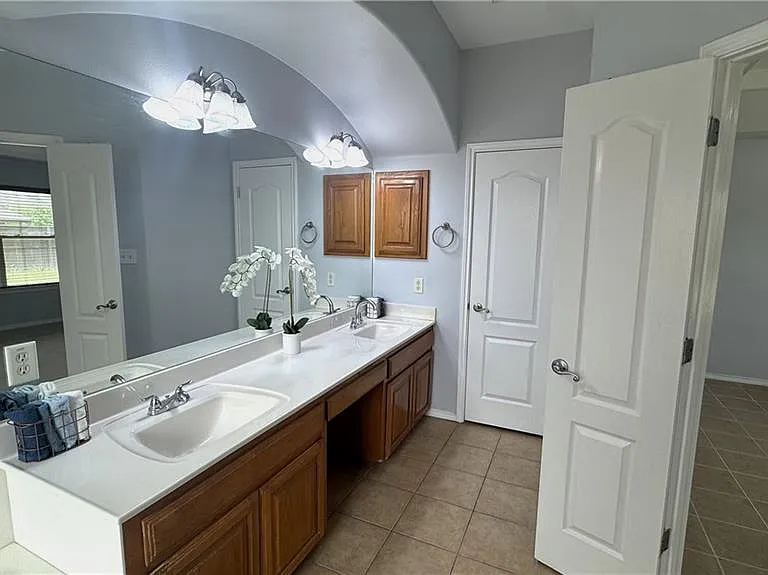 3405 Santa Monica — Photo 14