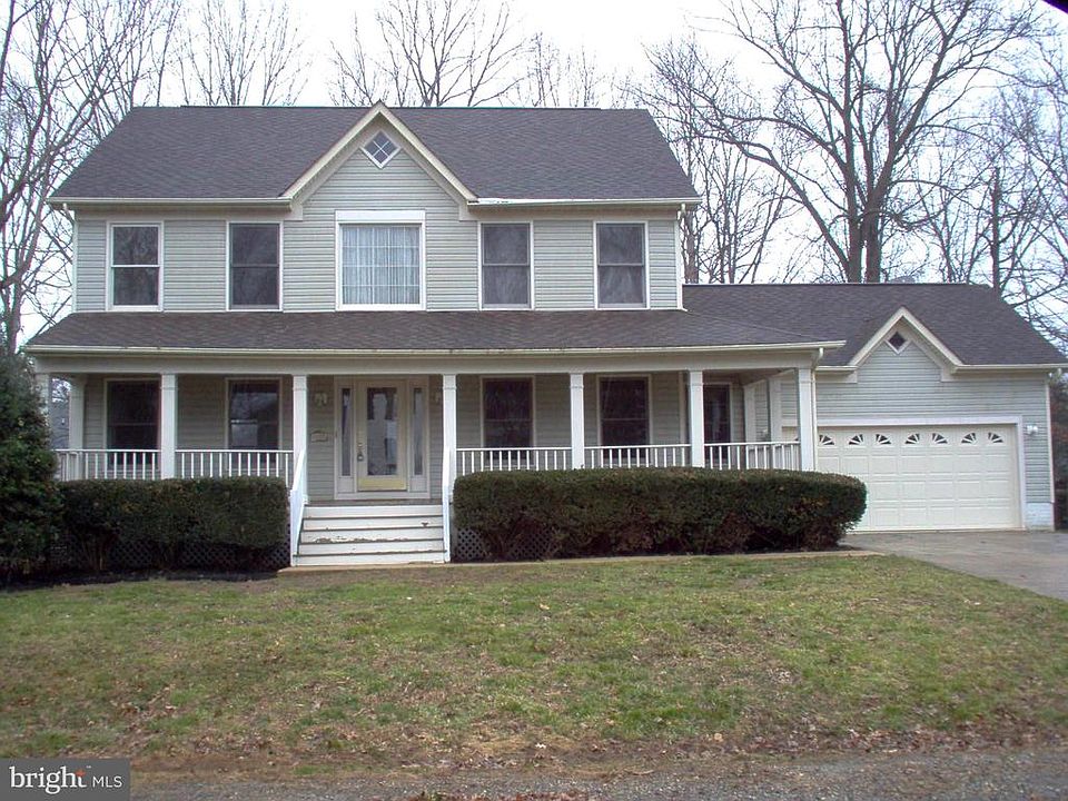 Nice front porch and large concrete driveway