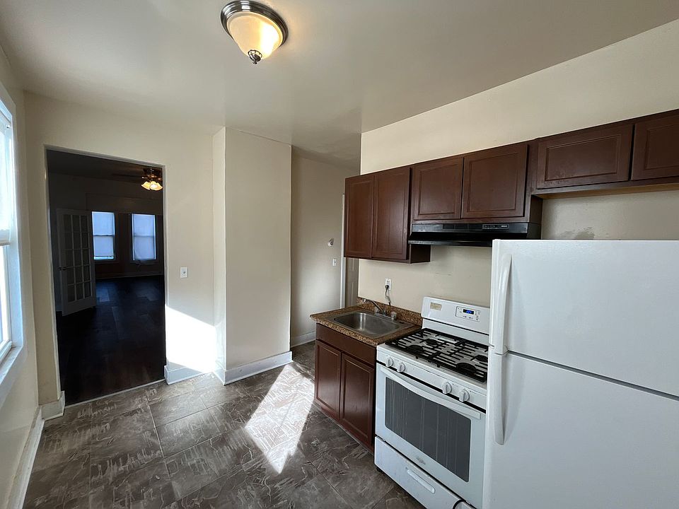 1st image of 142-144 W Portsea St #144-1R