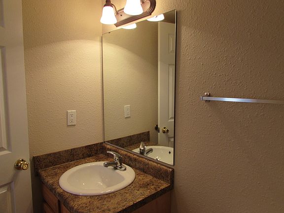 5th image of 102 Daniels Ct #C
