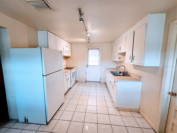5th image of 385 Pelican Rd