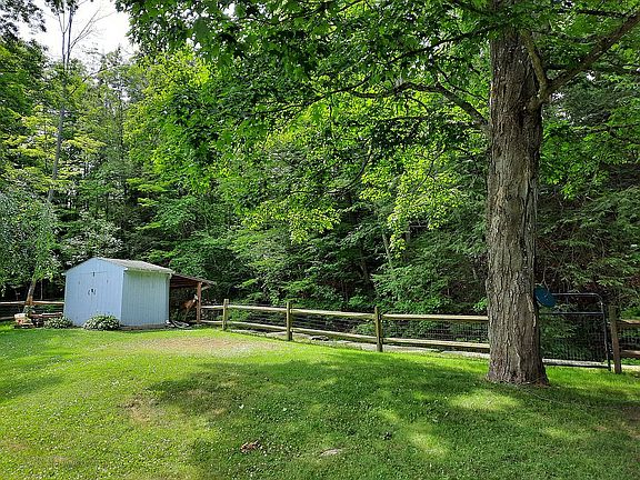 Shed/ Fenced in yard