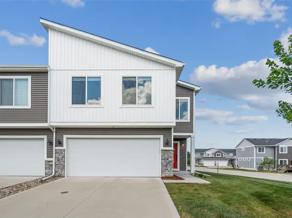 9707 Crowning Dr, West Des Moines, IA 50266