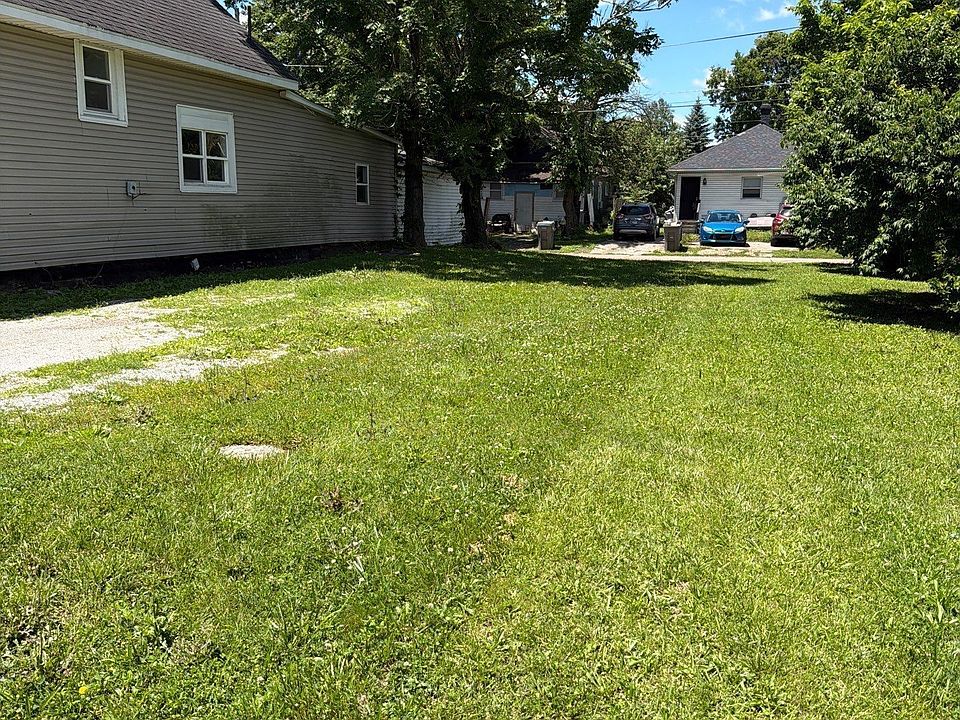 2nd image of 1122 N Mount St
