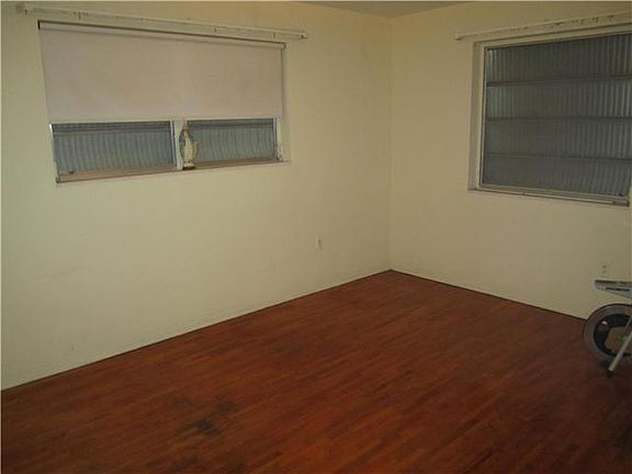 4th image of 320 NE 171st St