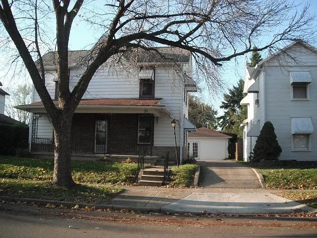 21 E Main St photo 1