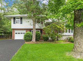 7 Fawn Hill Dr, Airmont, NY 10952