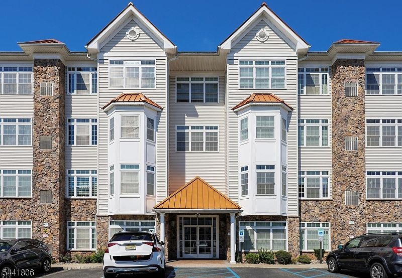 1st image of 104 E Elizabeth Ave