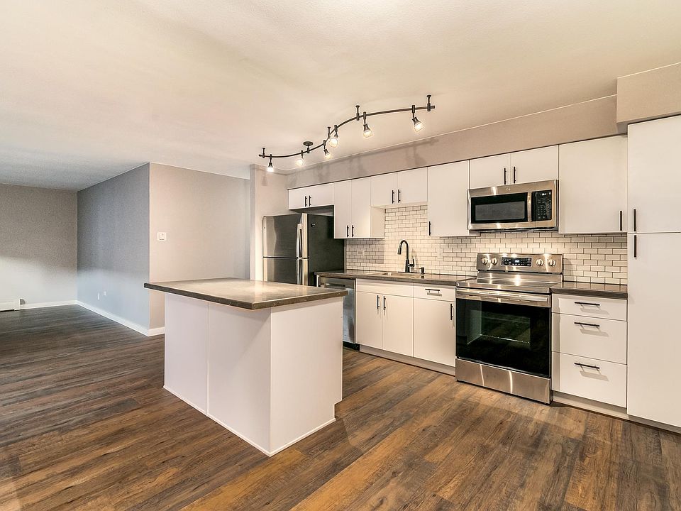 Kitchen w/island