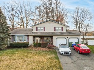 27 Oakwood Dr, Parlin, NJ 08859