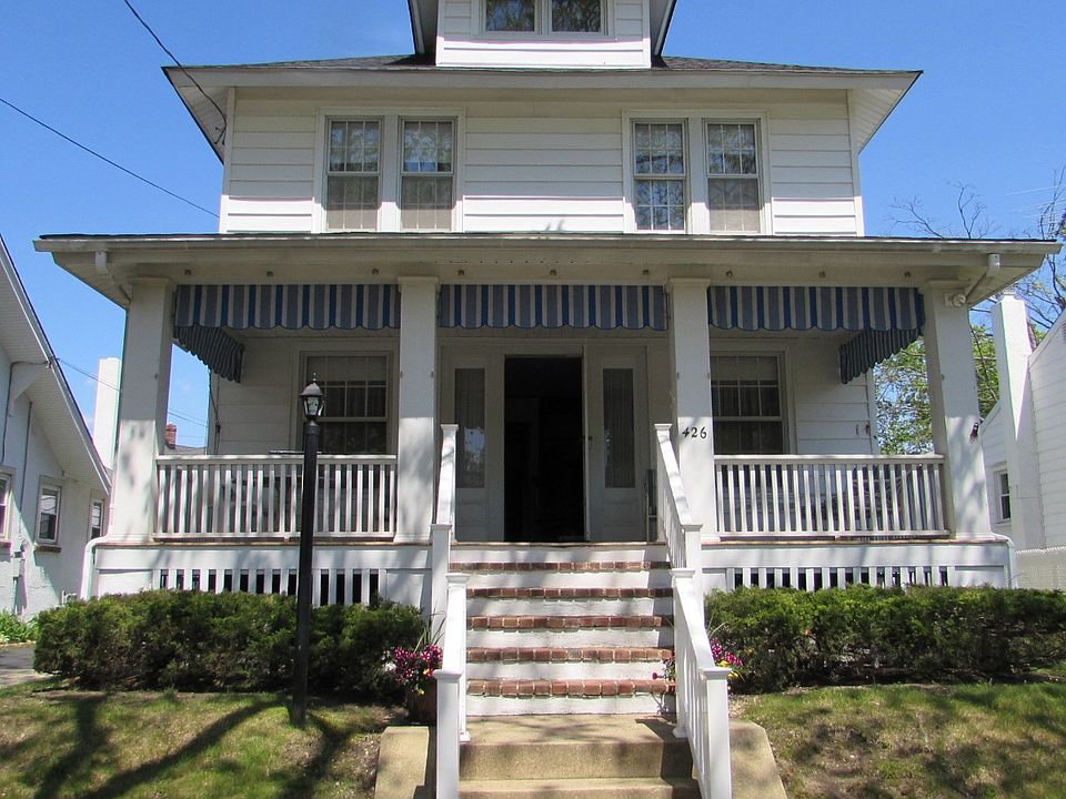 Beautiful seashore colonial.