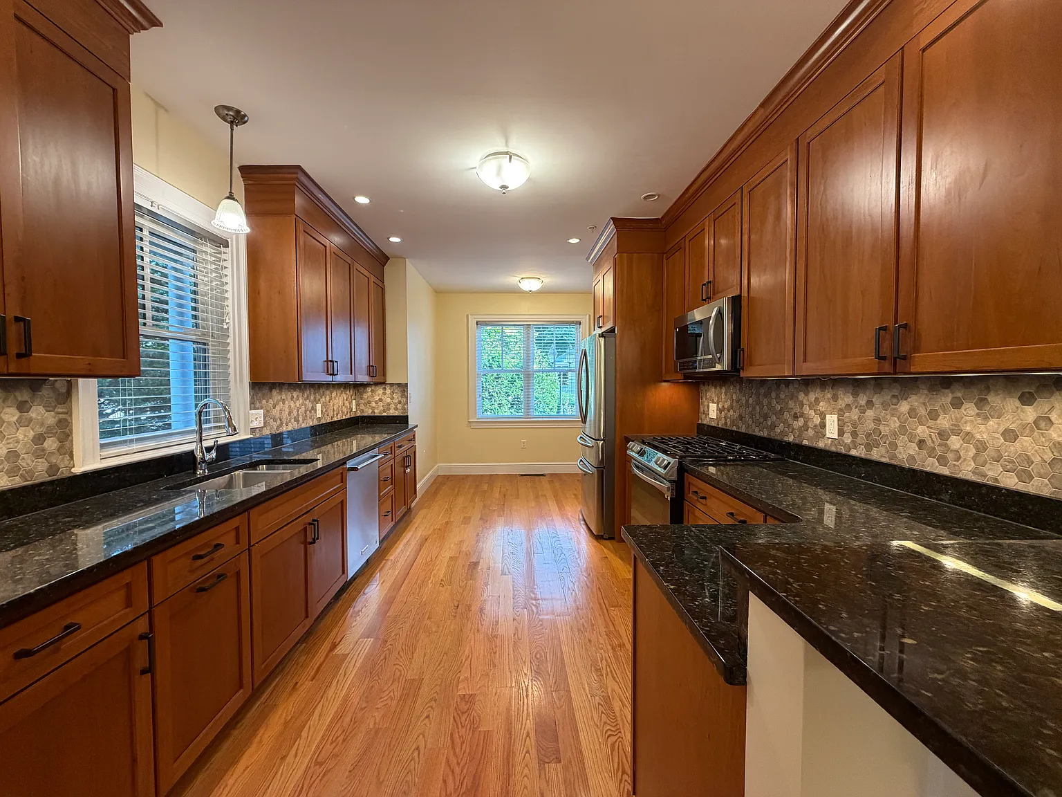 3 bed, 3928 sqft, $6,000 — Photo 4