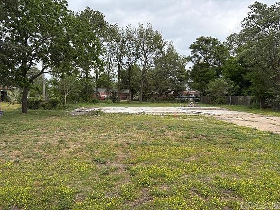 3rd image of 708 Calumet Rd