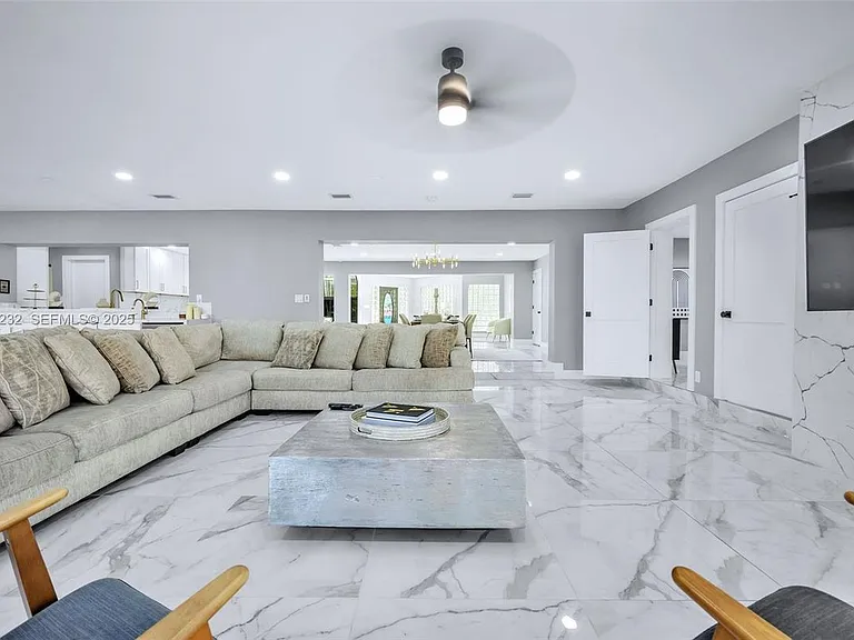 1030 SW 14th Ter #0 — Photo 4