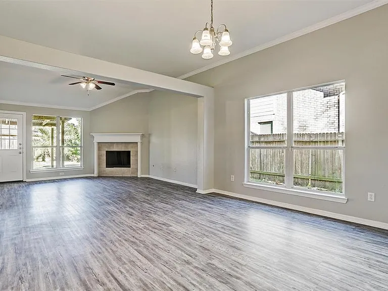 7822 W Red Oak Ln — Photo 2