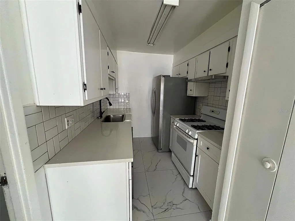 3 bed, 2.0 bath, 1860 sqft, $1,700 — Photo 3