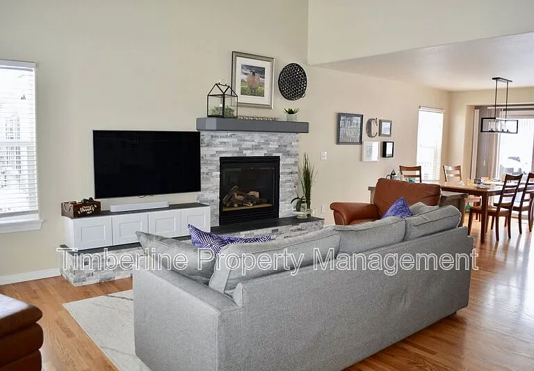 2335 Amberwood Ln — Photo 3