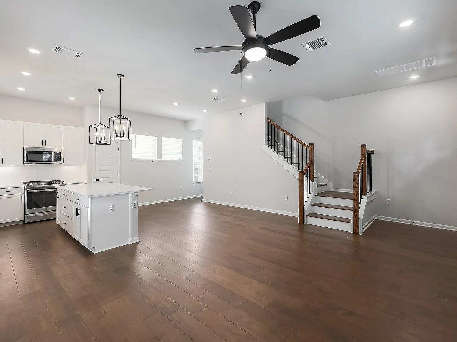 3 bed, 2.5 bath, 1911 sqft, $3,100 — Photo 3