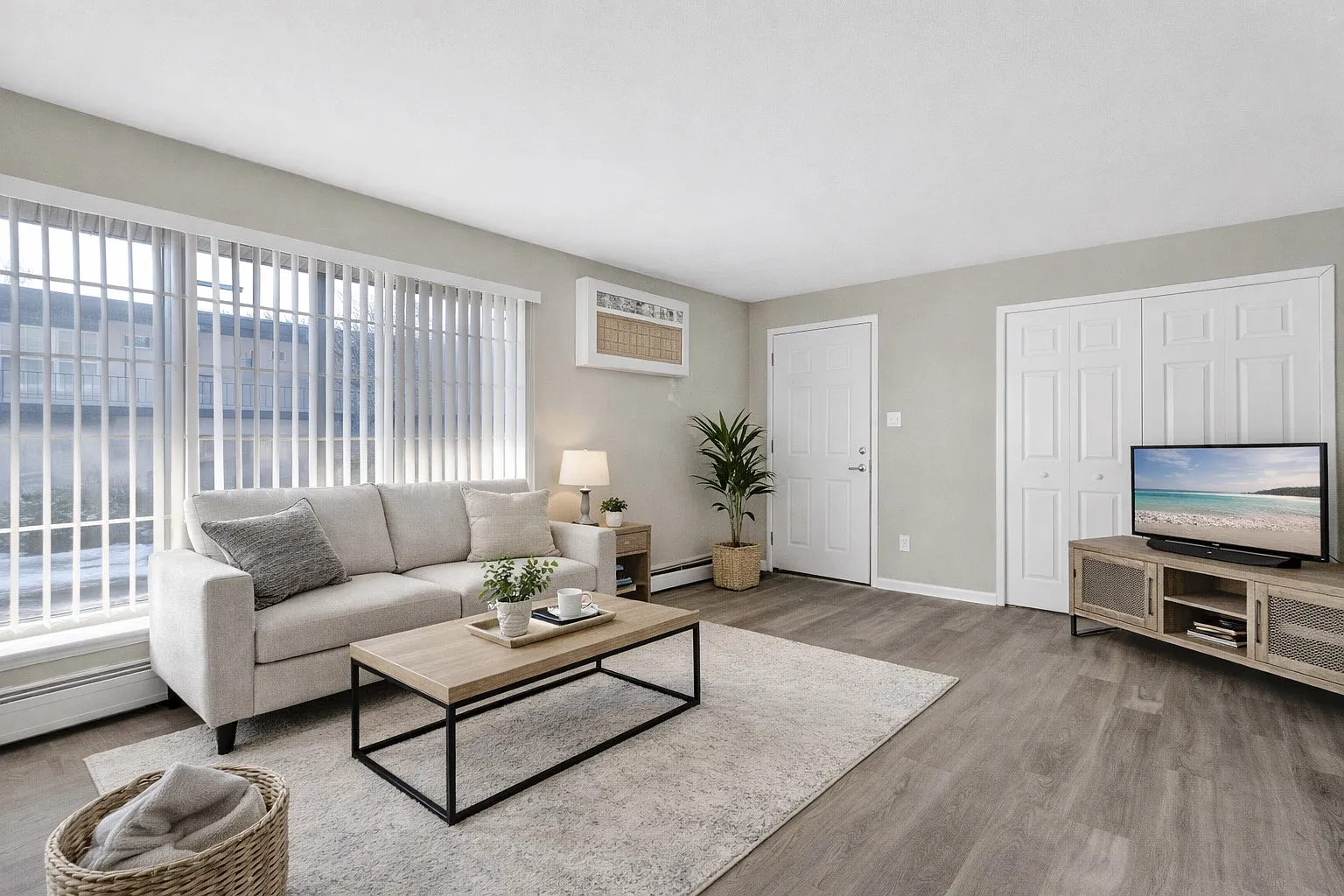 Pierre Manor Apartments — Photo 1