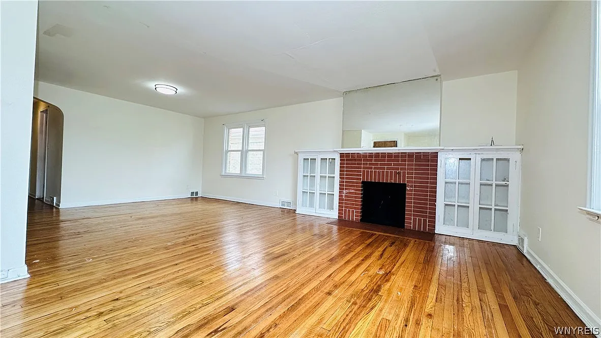 2 bed, 1.0 bath, 2447 sqft, $1,100 — Photo 2