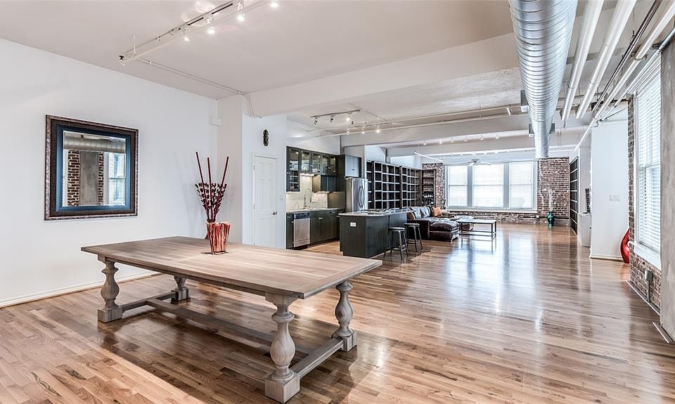 True New York style loft in Downtown Houston's Historic District. All the elements a loft enthusiast is looking for: huge open LR/DR/Kitchen, open bedrooms, exposed brick walls, exposed ductwork, and solid oak hardwoods throughout. Unique location in