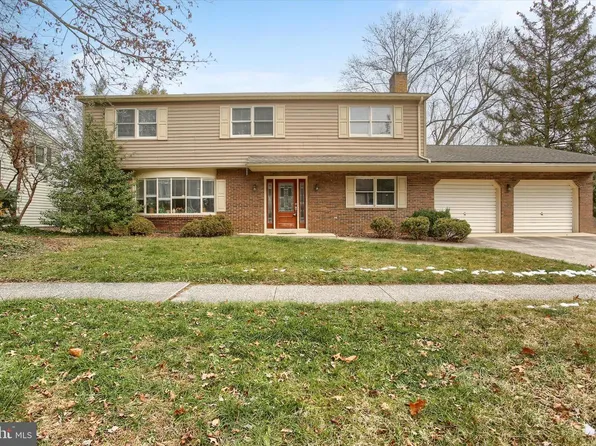 516 Lamp Post Ln, Camp Hill, PA 17011