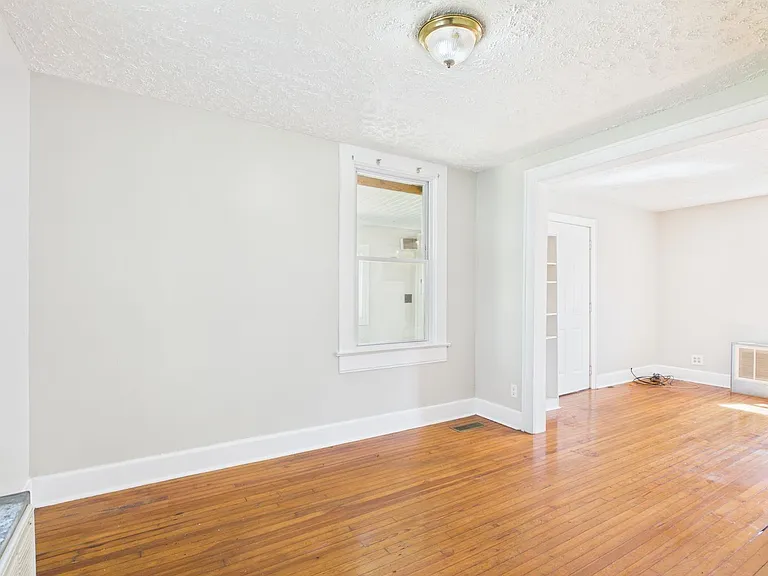1002 Haskell St — Photo 7