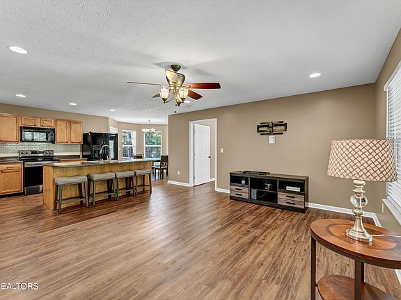 4th image of 133 Farr Ln