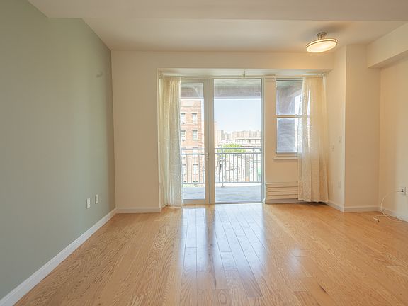 3rd image of 50 Oceana Dr W APT 4H