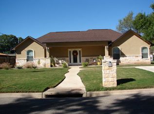 104 E Knippa St, Uvalde, TX 78801