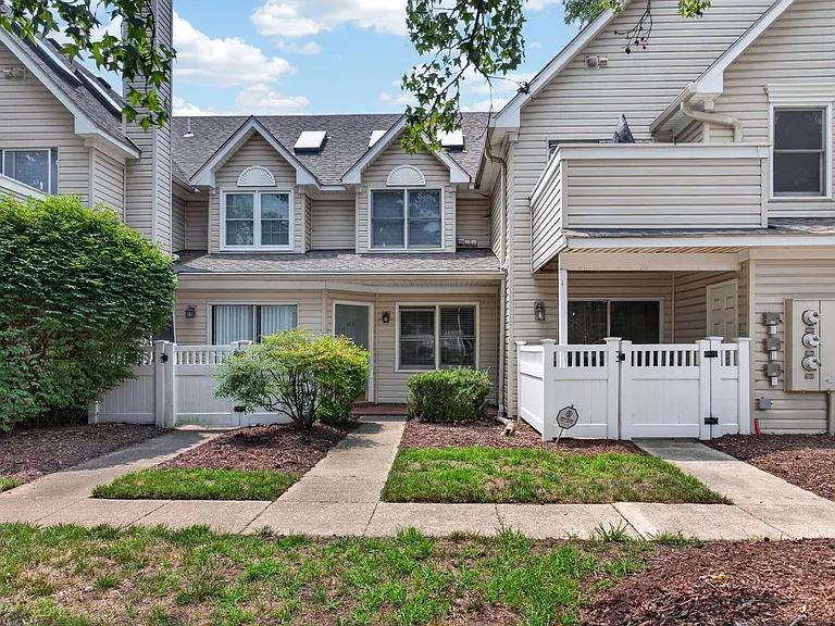 10 Tamarisk Quay #B — Photo 1