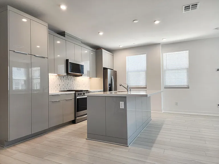 1703 W Bushell St — Photo 3