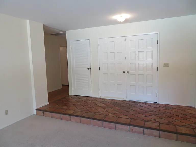 886 Stonehaven Dr — Photo 5