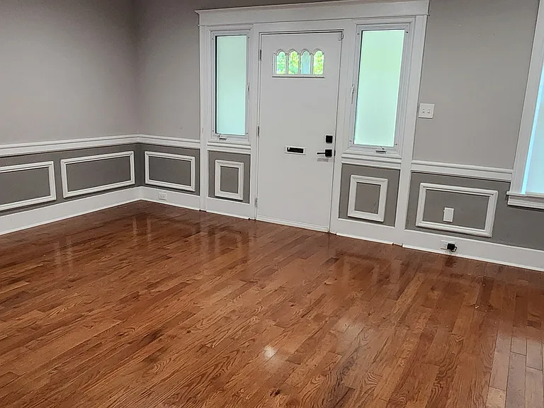 Living Room / Main Entrance