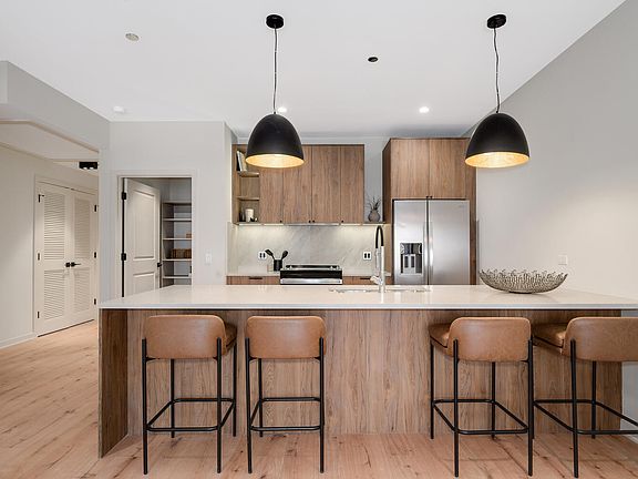 2nd image of 1235 N Ashland Ave #403
