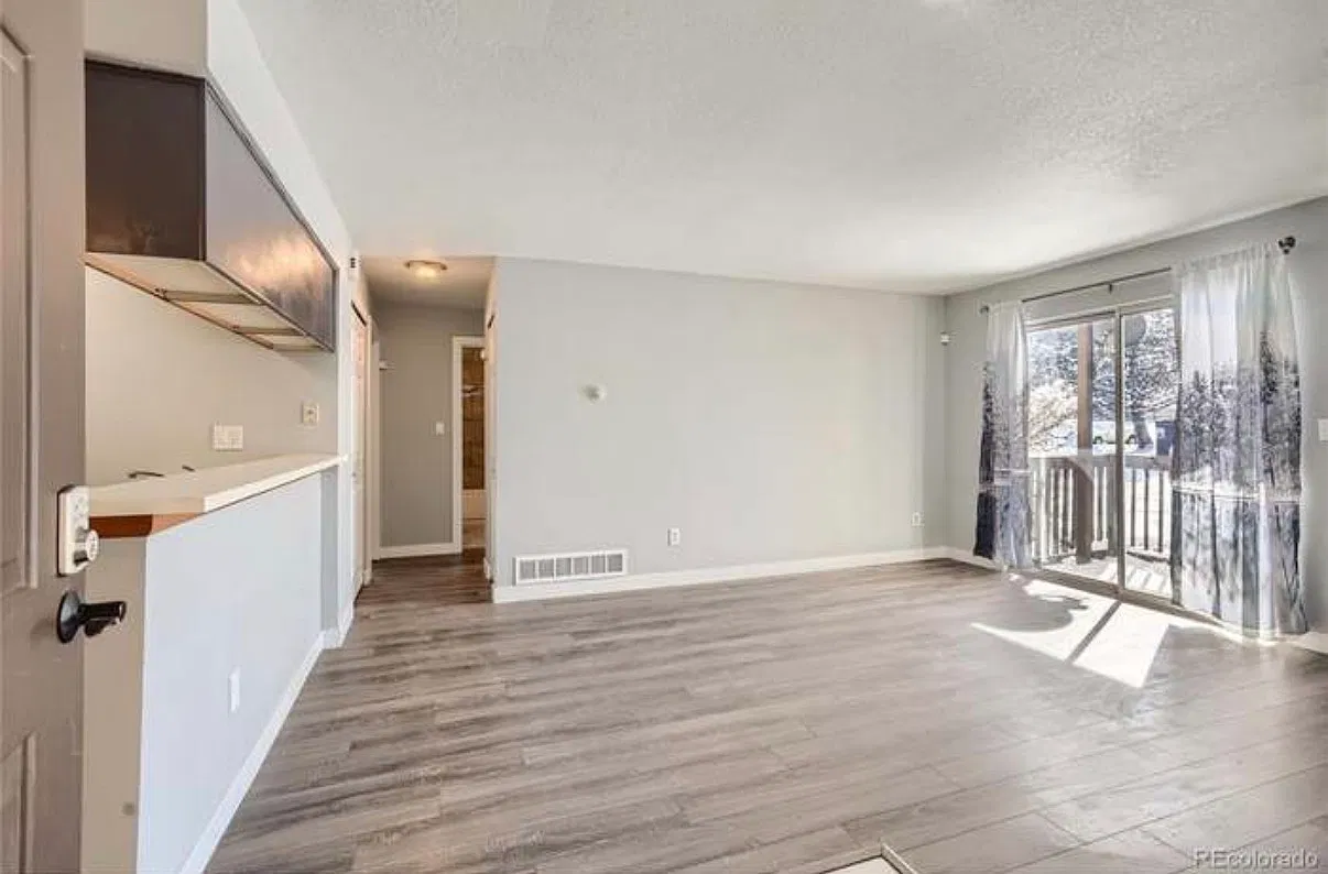 2 bed, 915 sqft, $2,100 — Photo 1