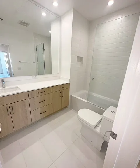 230 Hamilton — Photo 2