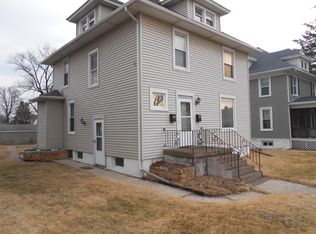 1118 W Locust St, Davenport, IA 52804