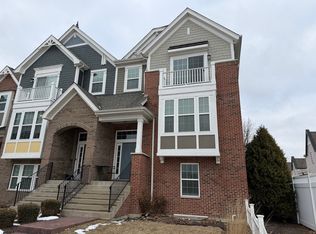 4194 Royal Mews Cir, Naperville, IL 60564