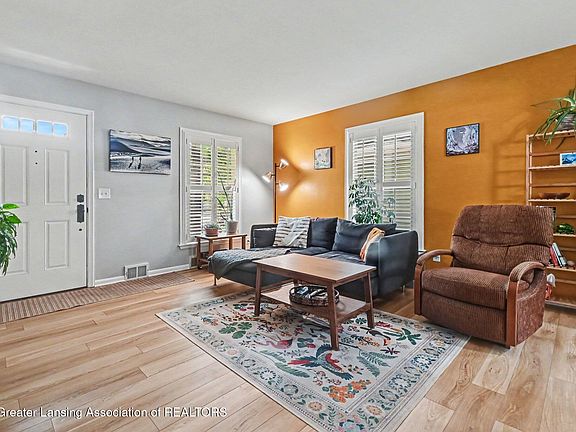4th image of 1002 W Grand River Ave