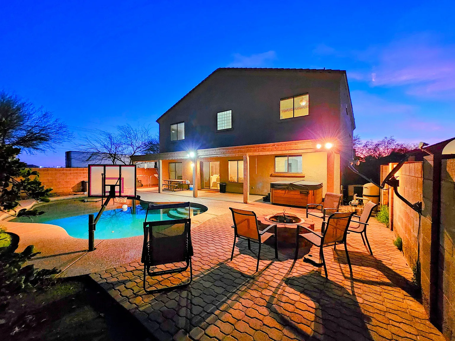 2 bed, 3.0 bath, 4047 sqft, $1,317 — Photo 2