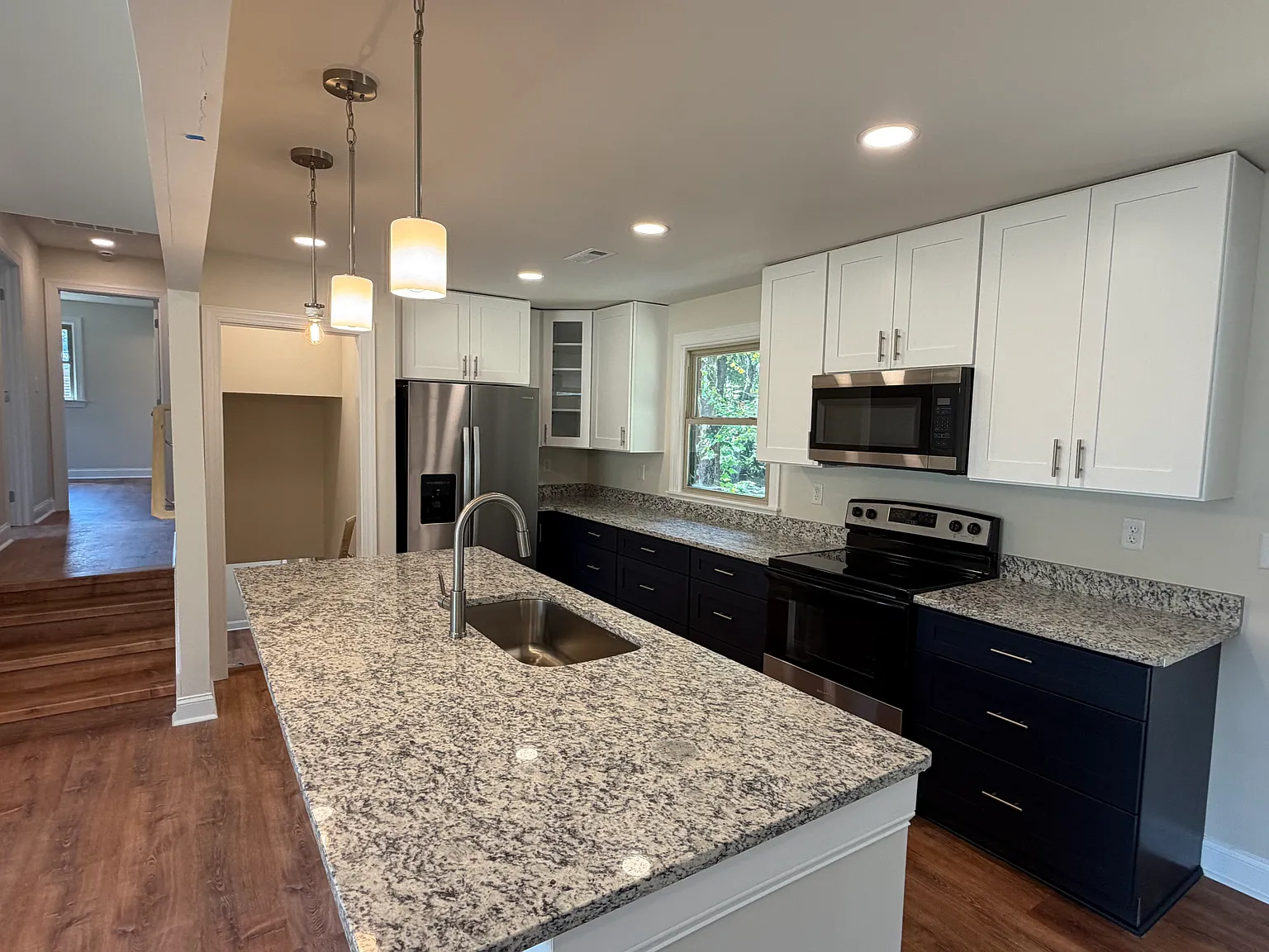 4 bed, 2.5 bath, 2093 sqft, $2,900 — Photo 2