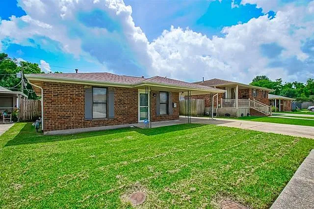 3 bed, 2.0 bath, 1600 sqft, $1,800 — Photo 2