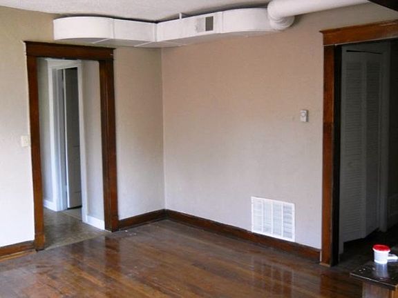 3rd image of 220 N Clinton Pl APT 1