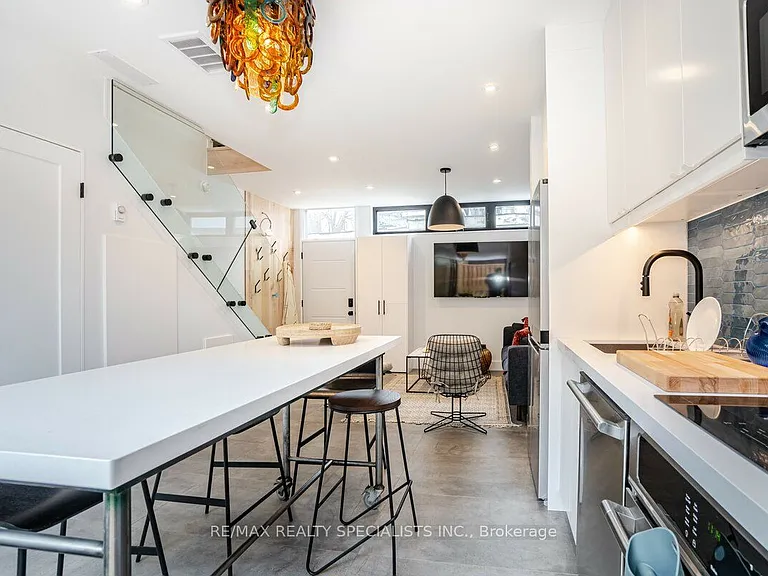 238 Pape Ave #COACH — Photo 11