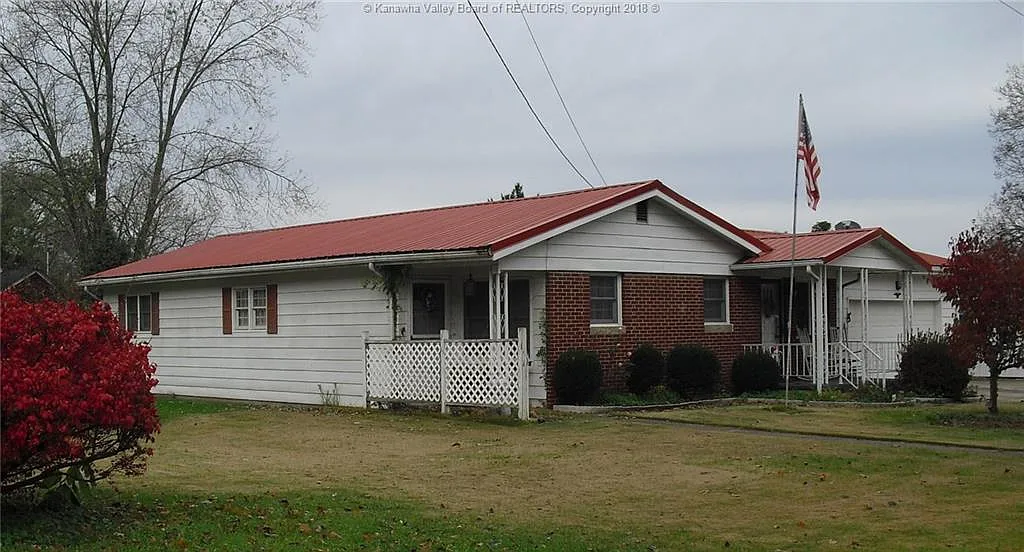 218 Oak St photo 1